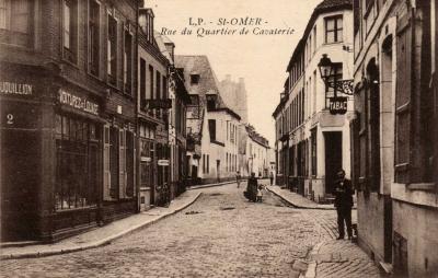 Cette rue s'appelait rue du Quartier de la Cavalerie,avant de prendre le nom d'un bienfaiteur de la ville. Dans cette rue on y trouvait une entrée de la caserne d'Albret qui abritait un régiment de cavalerie.